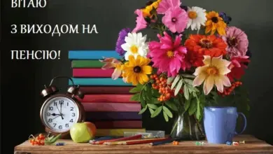 привітання з виходом на пенсію картинки - Квіти на столі з книгами та годинником для привітання з пенсії.