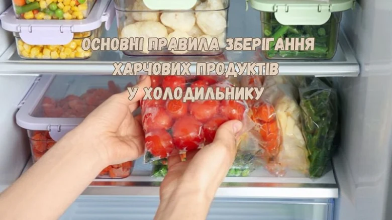 Людина кладе помідори в холодильник з овочами.