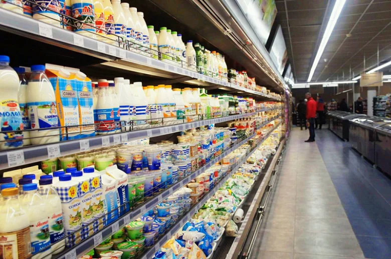 Полка з молочними продуктами в супермаркеті для прикладу.