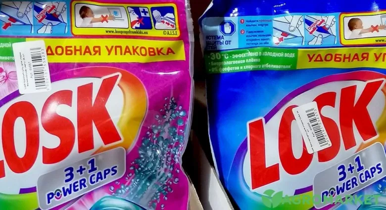 Два пакети порошку для прання на полиці