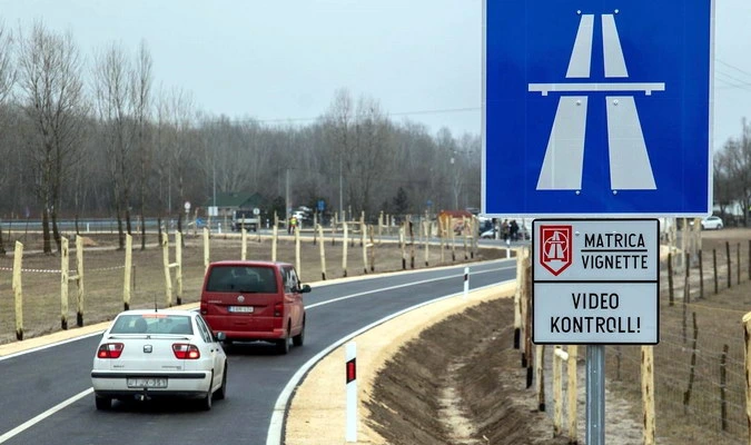 Дорожній знак про віньєтку та контроль камерами на трасі