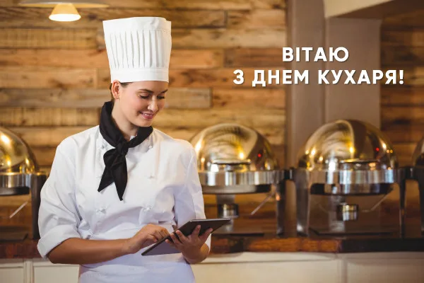 Кухарка з планшетом у кухні на фоні.