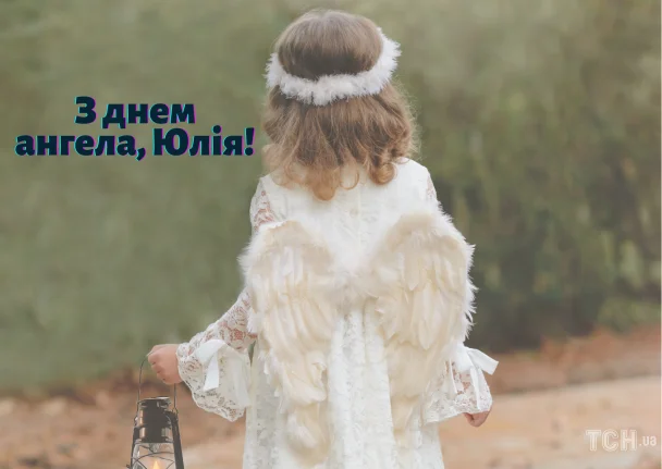 Дівчинка в образі ангела з факелом на фоні природи.