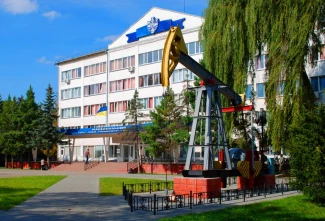 Університетський корпус та модель нафтового добувального агрегату